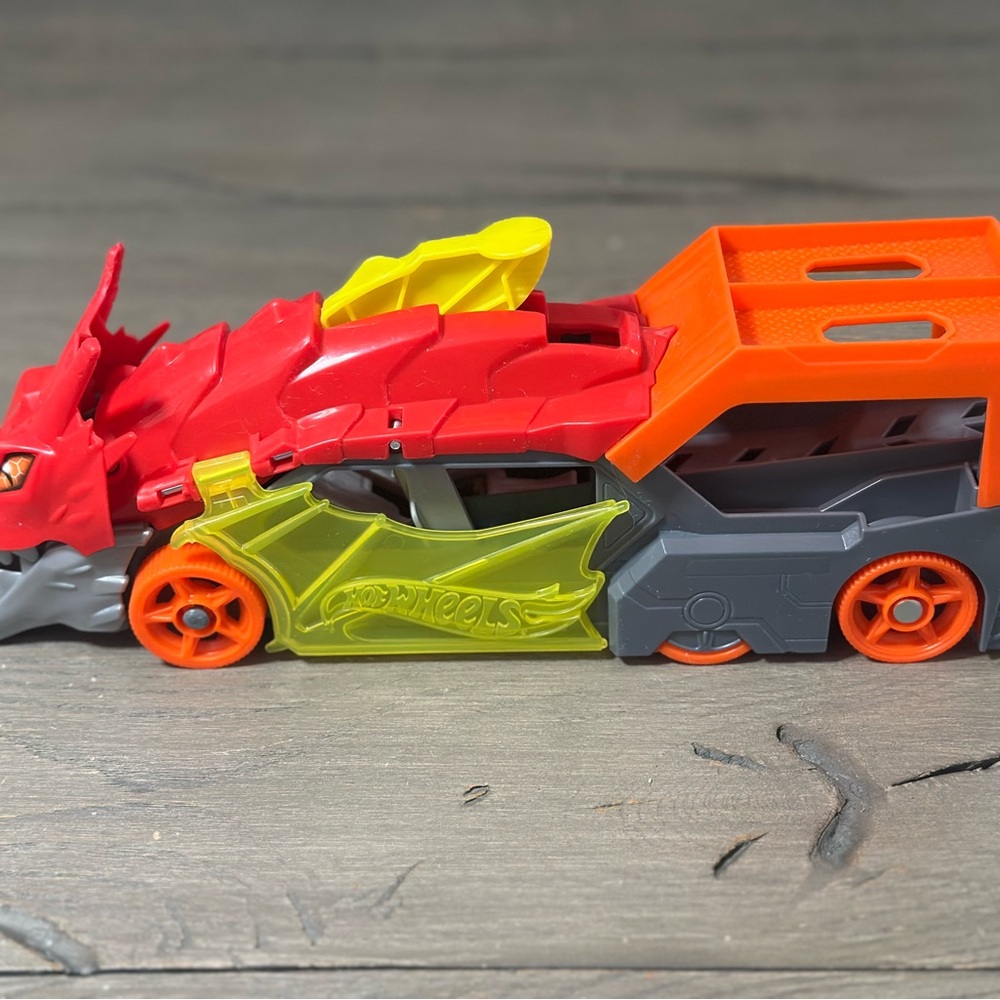 Like New Hot Wheels City Dragon Launch Transporter